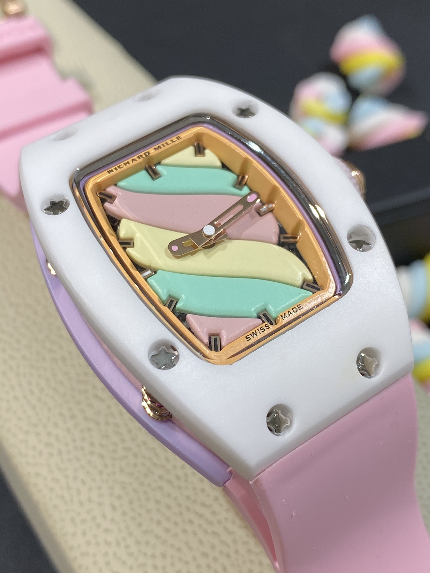 ベーリング 上品なレッドカラーの新作レディース