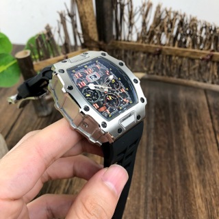 ナダルモデルと前澤友作愛用モデルの比較と解説
