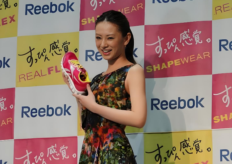 北川景子愛用リーボック 厚底スニーカー.jpg
