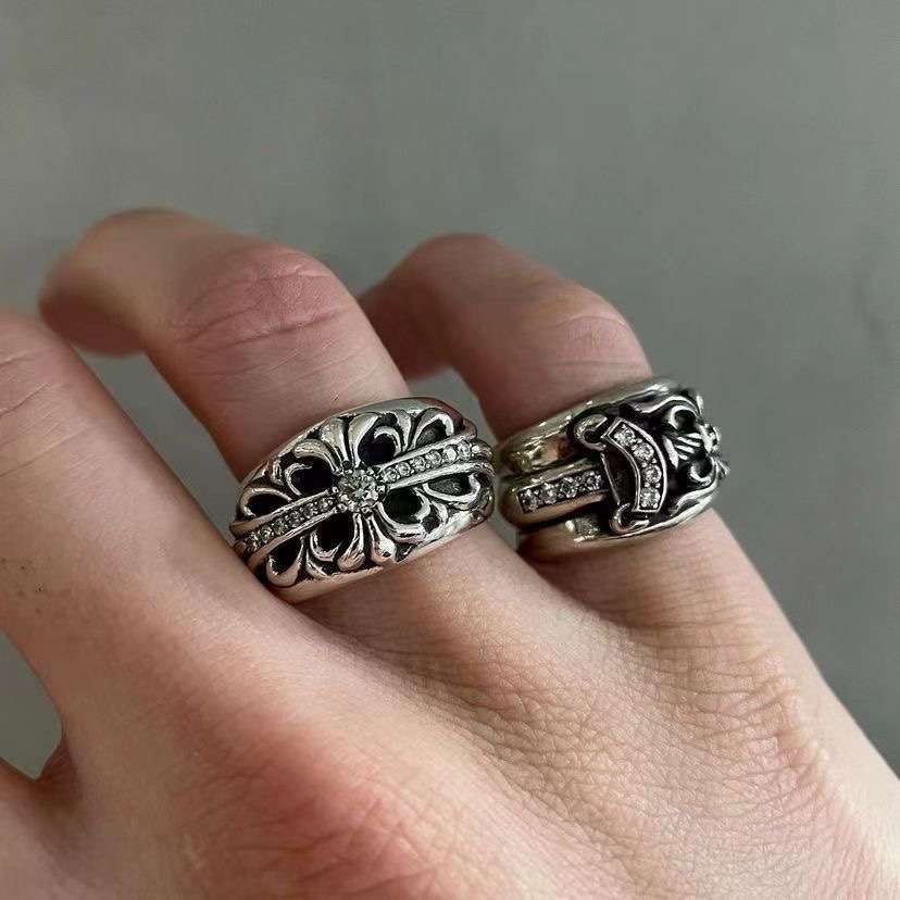 クロム ハーツ リング つける 指