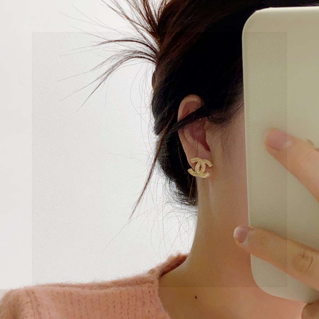 シャネルのピアスは何歳まで着けますか？