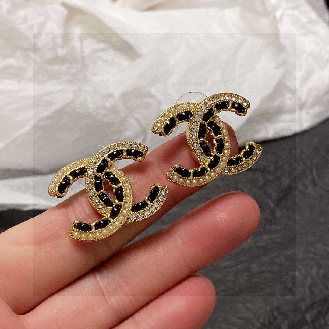 シャネル の ピアス の 値段