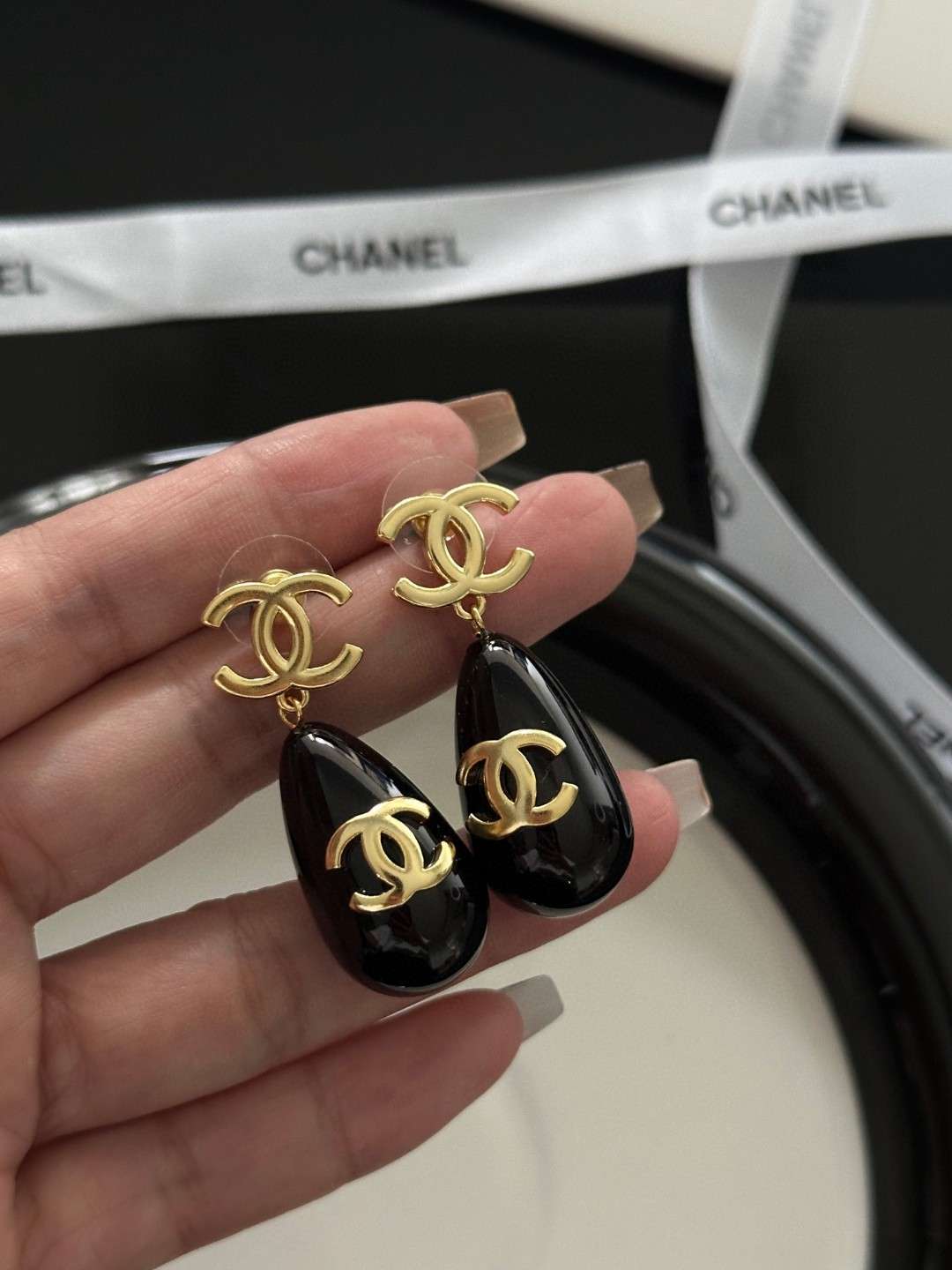 シャネルのピアスをネットで買うには？