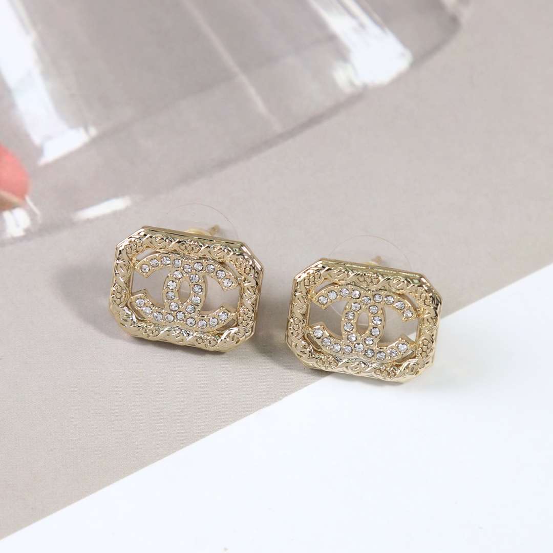 シャネル ピアス 白