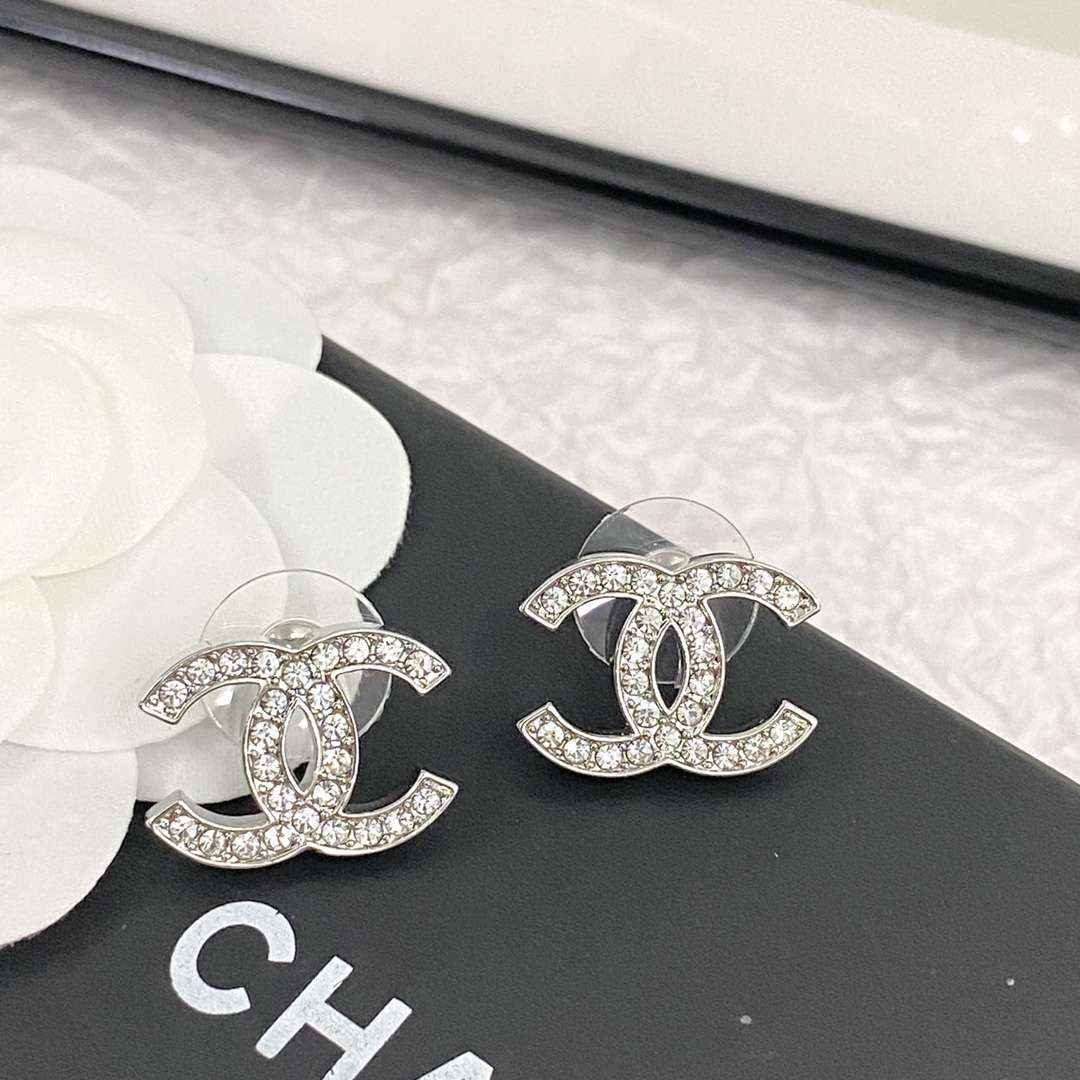 シャネル の ピアス の 値段