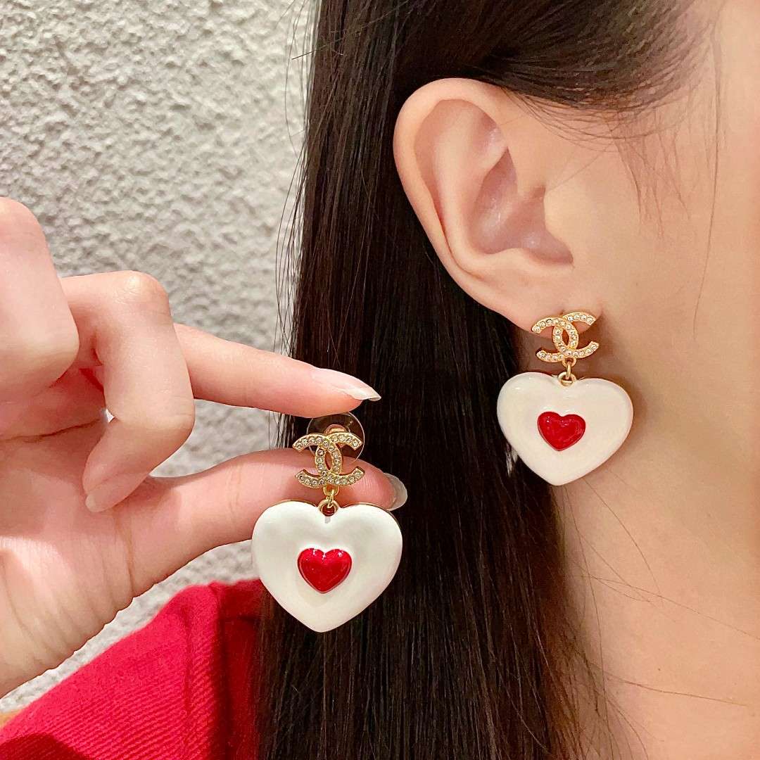 シャネルのピアスをネットで買うには？