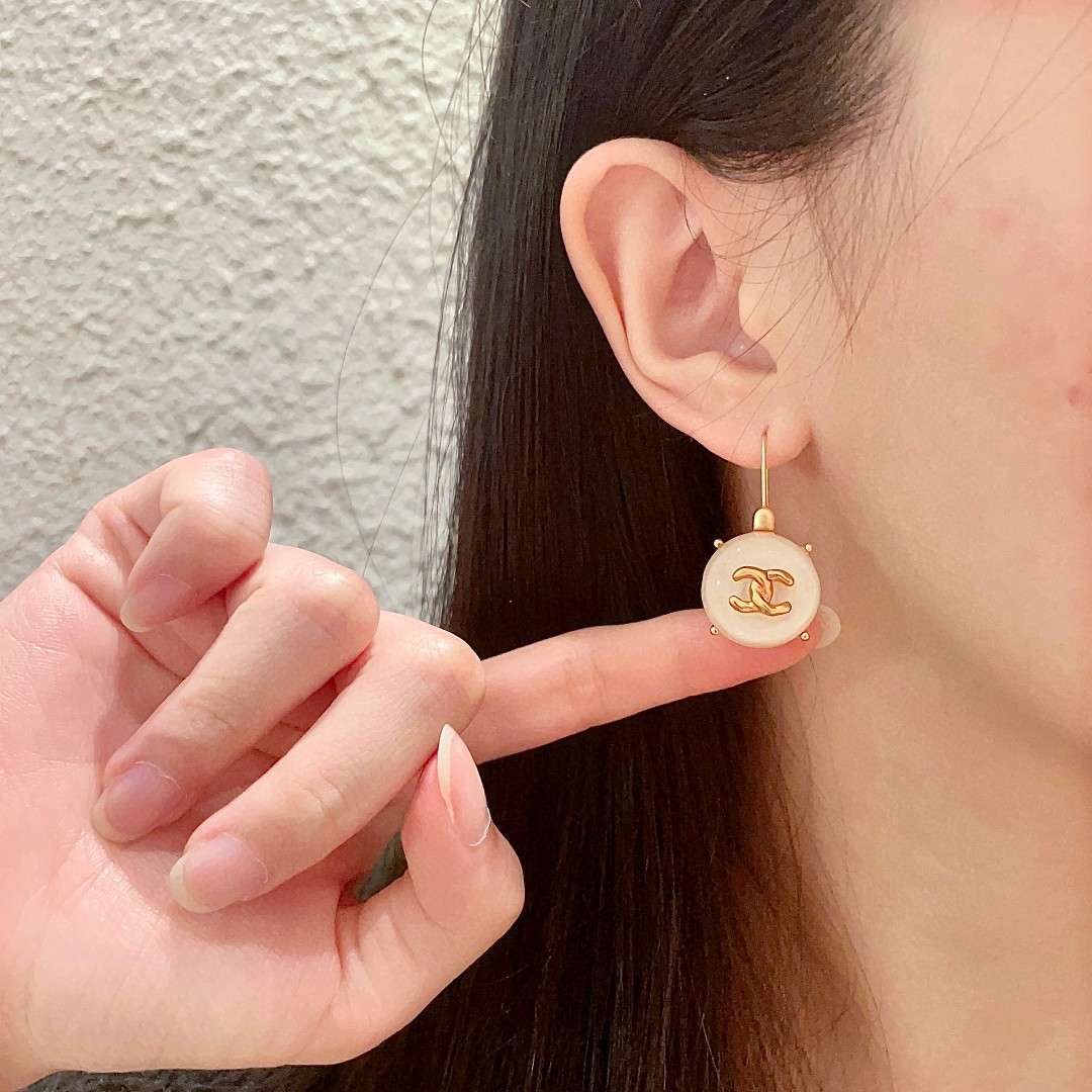 シャネル ロゴ ピアス