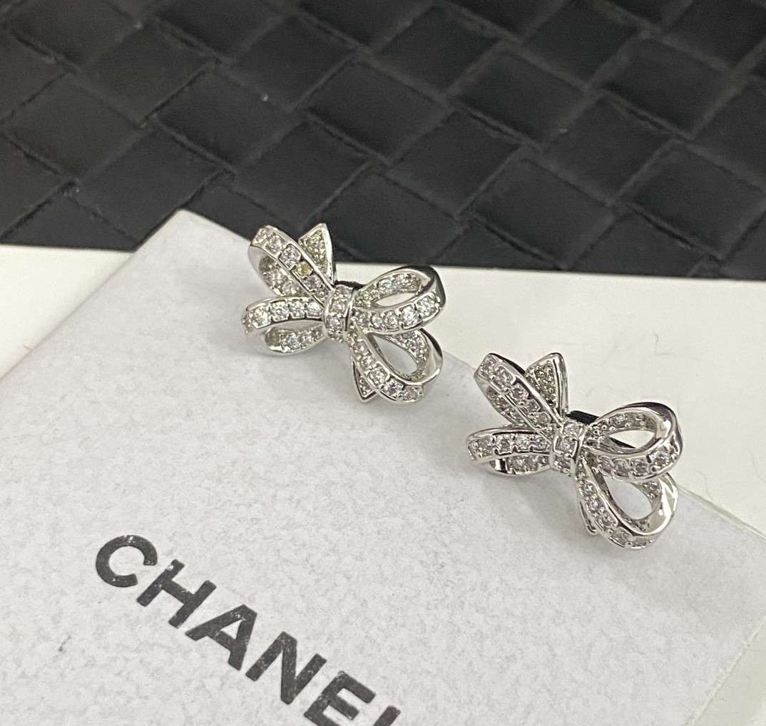 シャネル の ピアス の 値段