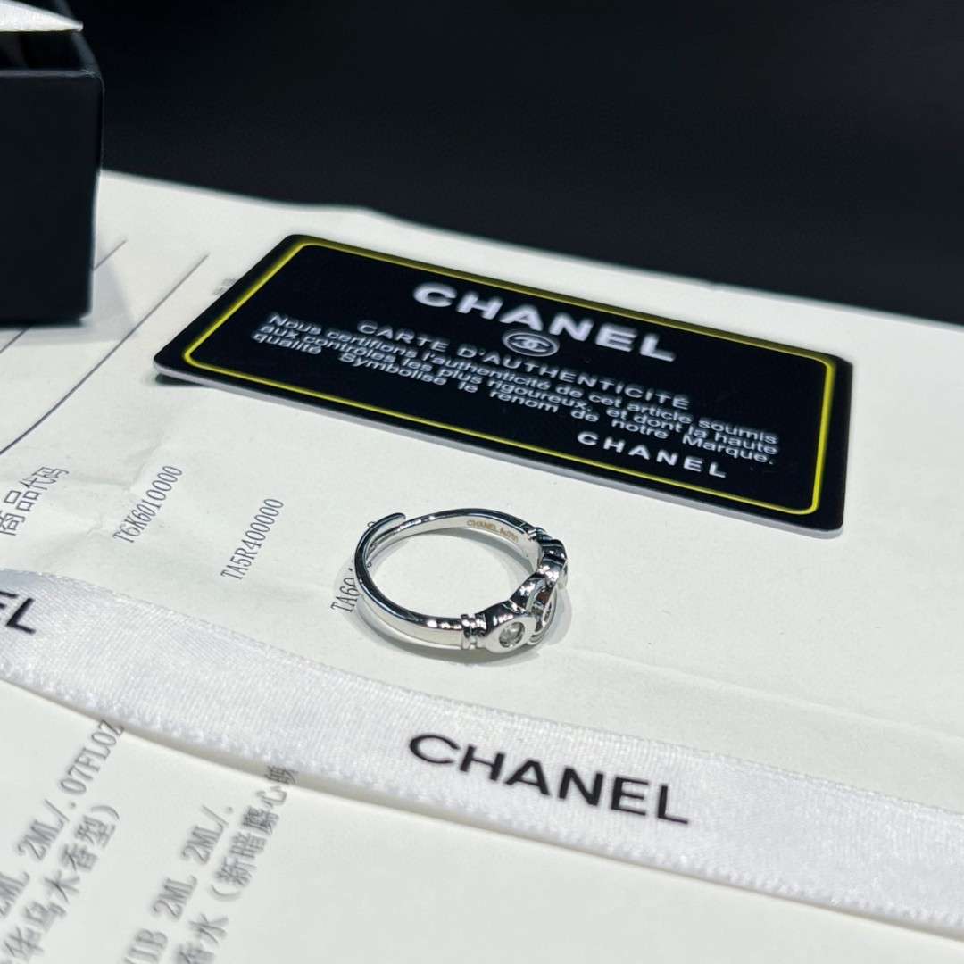 シャネル ピアス を イヤリング