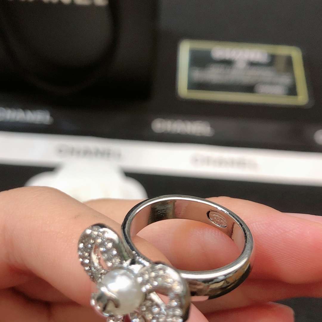 シャネル 婚約 指輪 カメリア 値段