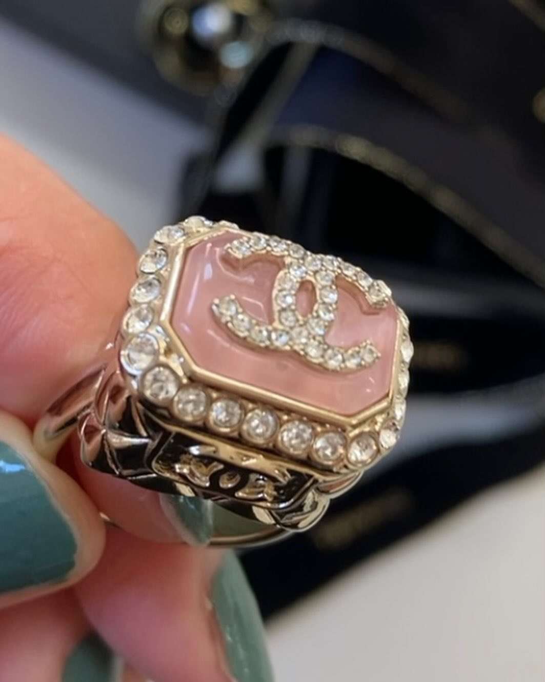 シャネル イヤリング 偽物 見分け 方