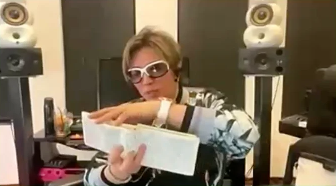 2.3 GACKT（全身クロムハーツは何者？）.png