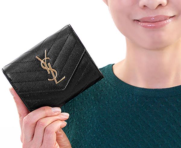 サン ローラン の 財布 を 持つ 女