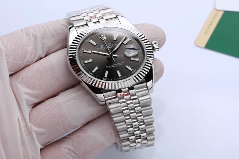 人にロレックスをあげると税金はかかりますか