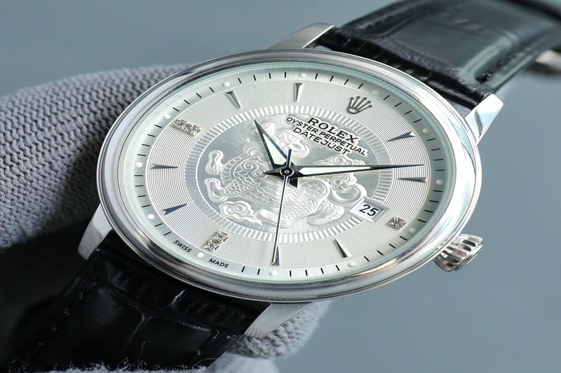 ロレックスの金無垢モデルは何グラムですか？