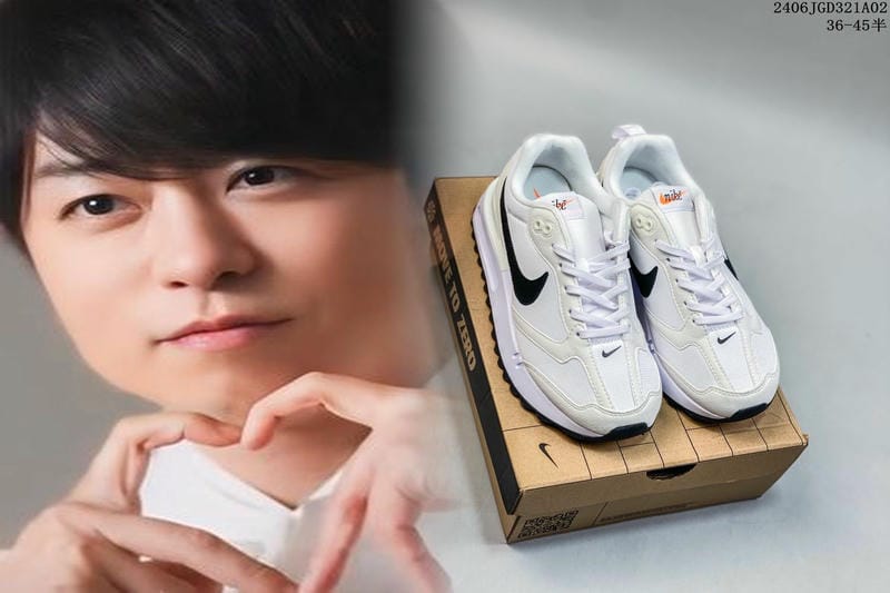 ナイキAJ4 インダストリアルブルーの定価は？