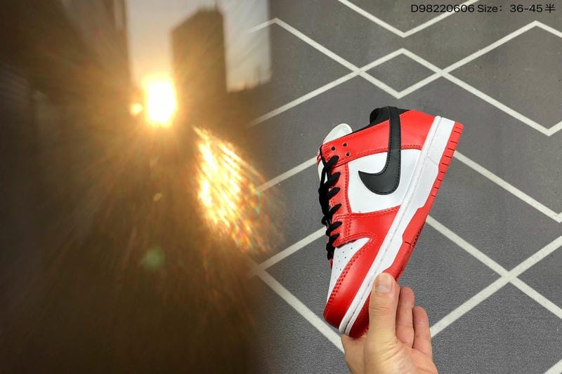 ナイキ ストレンジャー シングス スニーカー