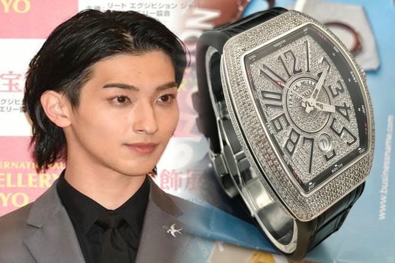 ピストン式のクロノグラフプッシャーはケースの右側に配置され