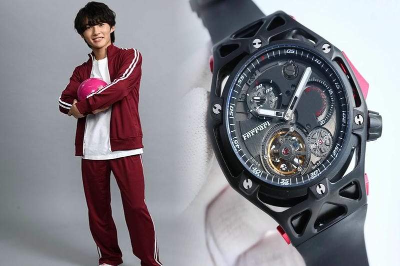 ベゼルのスケールも白いセラミックでできており、明るいコーティングで覆われています。