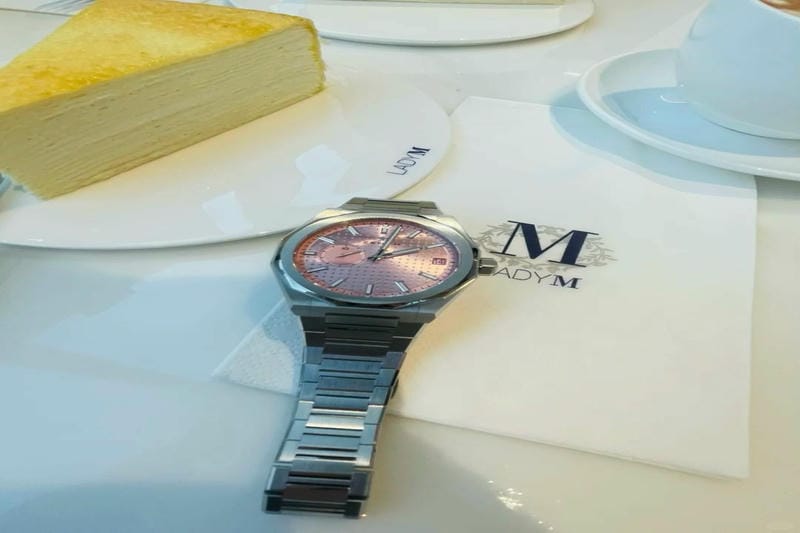 ゼニス「エクセレンススモールセコンド」に3色の鮮やかなカラーダイアルモデルが追加