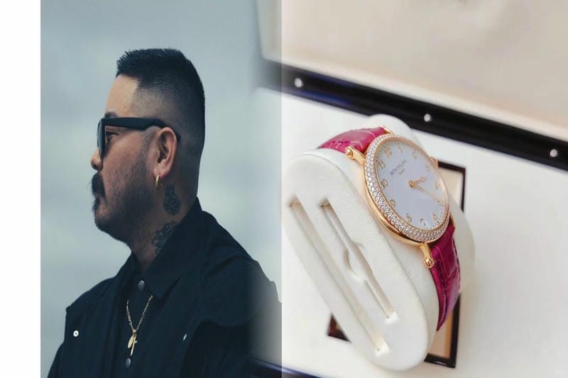 白地にブラックで印字されるワールドタイムの時刻をはっきりと読み取ることができます