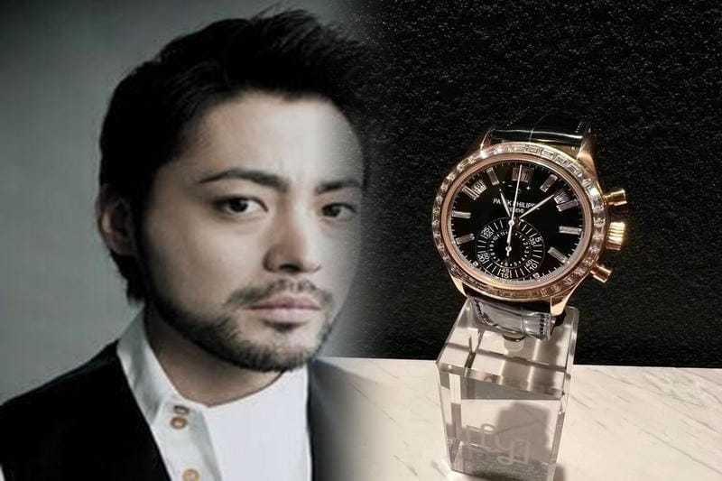 白地にブラックで印字されるワールドタイムの時刻をはっきりと読み取ることができます