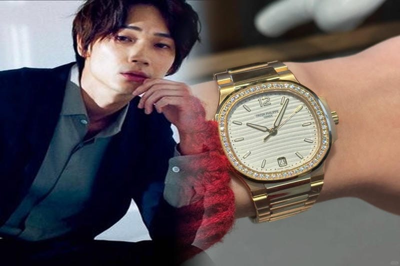 白地にブラックで印字されるワールドタイムの時刻をはっきりと読み取ることができます