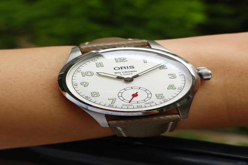 オリス アクイス GMTデイト」が登場します。
