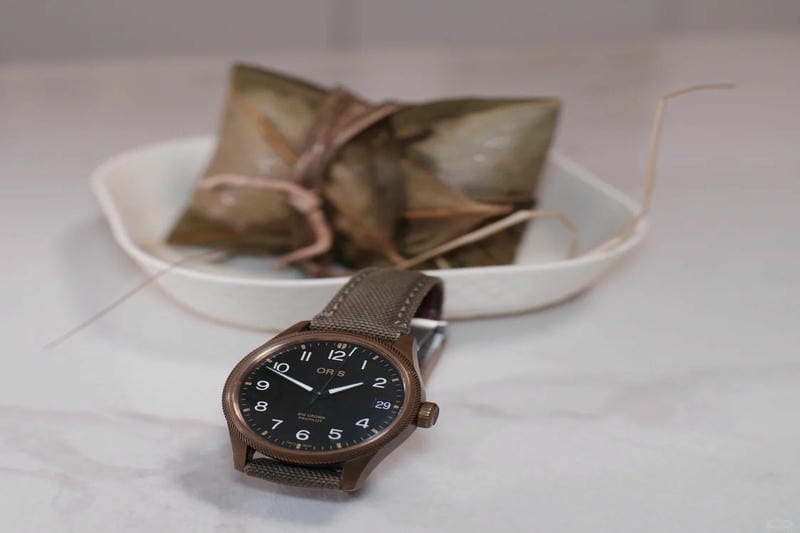 オリス アクイス GMTデイト」が登場します。