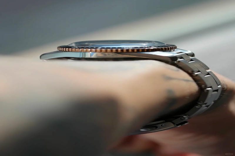 オリス アクイス GMTデイト」が登場します。