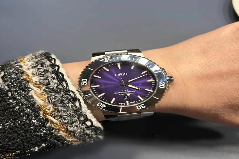 オリス アクイス GMTデイト」が登場します。