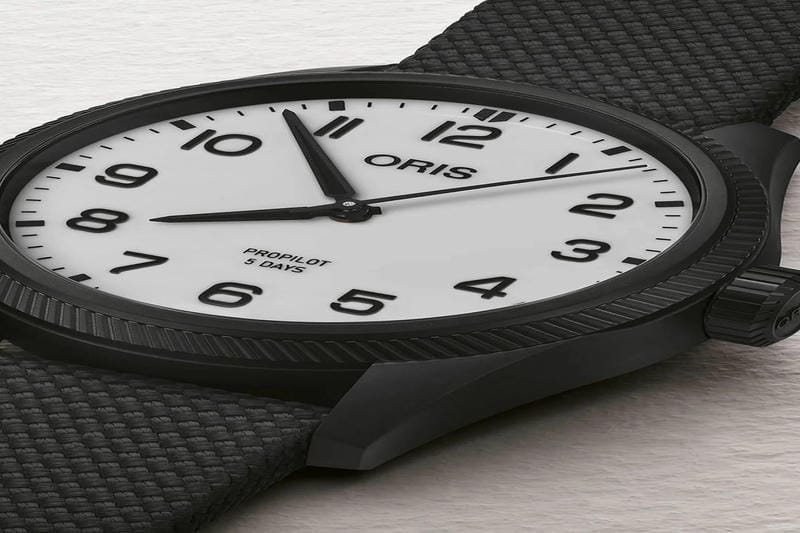 オリス　アクイス・デイト・ホワイト　中堅ブランドながらもかなりファッショナブルなダイバーズ
