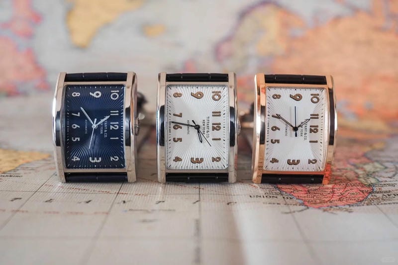 新しいカラースキームで腕時計のダイナミックでスタイリッシュな魅力を示しています