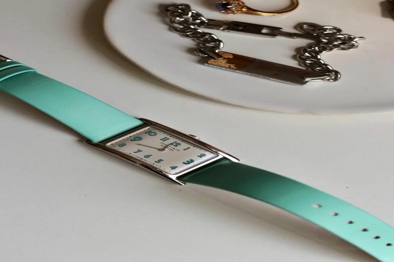 新しいカラースキームで腕時計のダイナミックでスタイリッシュな魅力を示しています