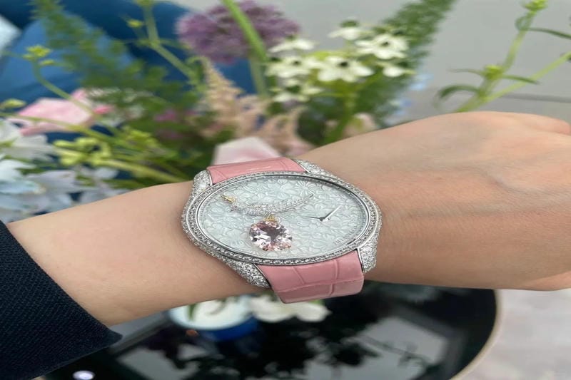 スワロフスキーはオーストリアの高級ジュエリー製造会社であり、革新と究極の精神に基づいており