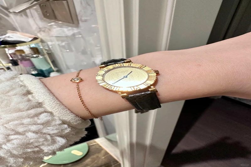 新しいカラースキームで腕時計のダイナミックでスタイリッシュな魅力を示しています