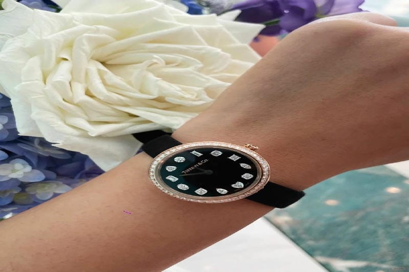 スワロフスキー 時計 芸能人