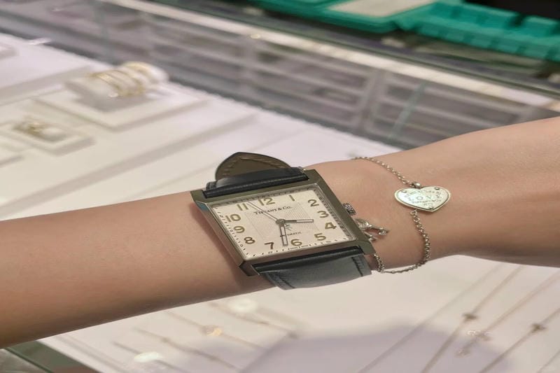 スワロフスキーはオーストリアの高級ジュエリー製造会社であり、革新と究極の精神に基づいており