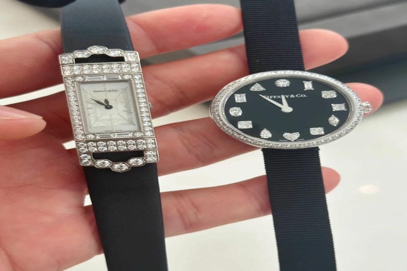 新しいカラースキームで腕時計のダイナミックでスタイリッシュな魅力を示しています