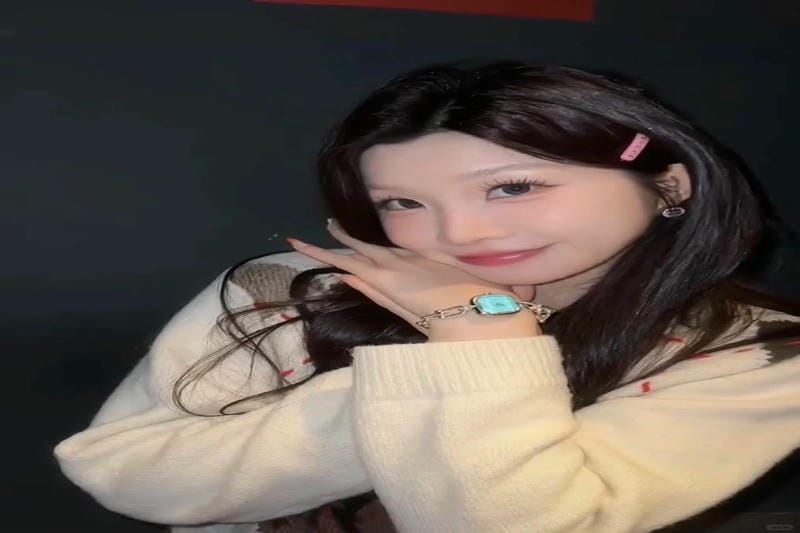 新しいカラースキームで腕時計のダイナミックでスタイリッシュな魅力を示しています