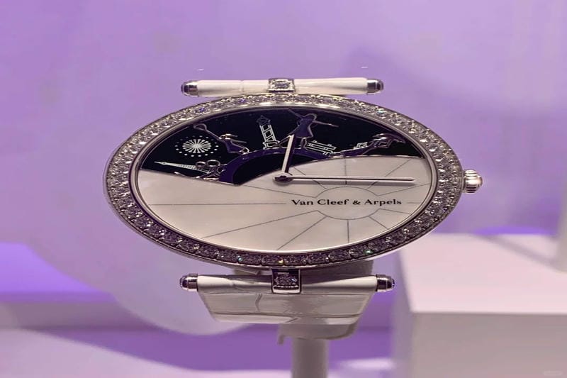 すぐ届くギフトに スウィート アルハンブラ ウォッチ