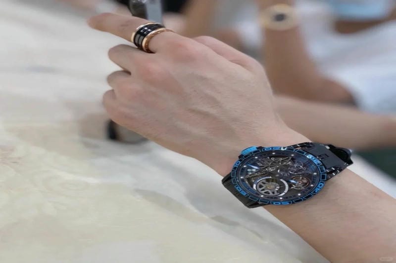 スーパーウォッチ、ルールを破るという情熱と決意は、Roger Dubuisの遺伝子に深く根ざしています。