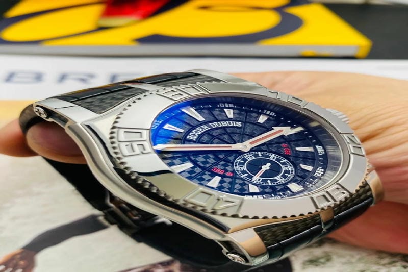 スーパーウォッチ、ルールを破るという情熱と決意は、Roger Dubuisの遺伝子に深く根ざしています。