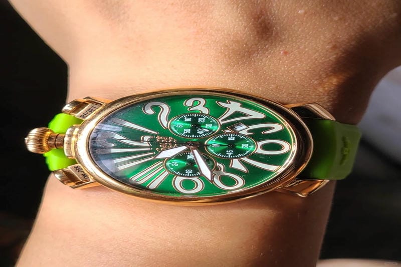 GaGa MILANO x プリンチペ プリヴェの公式カスタマイズ時計はビンテージ加工とダイヤモンドを組み合わせた一点物