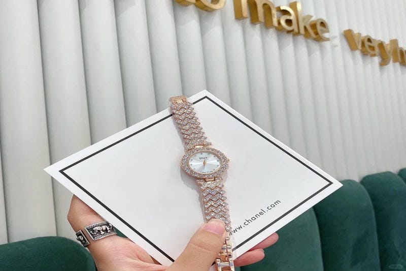 ディオール「ジュノン ドレス」着想の新作腕時計、優雅に揺れ動くレースモチーフ＆輝くダイヤモンド