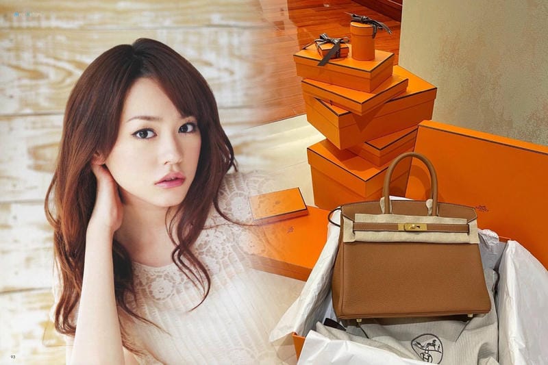 赤いエルメスバーキンで華やかなスタイルに｜上品さを感じる色の選び方