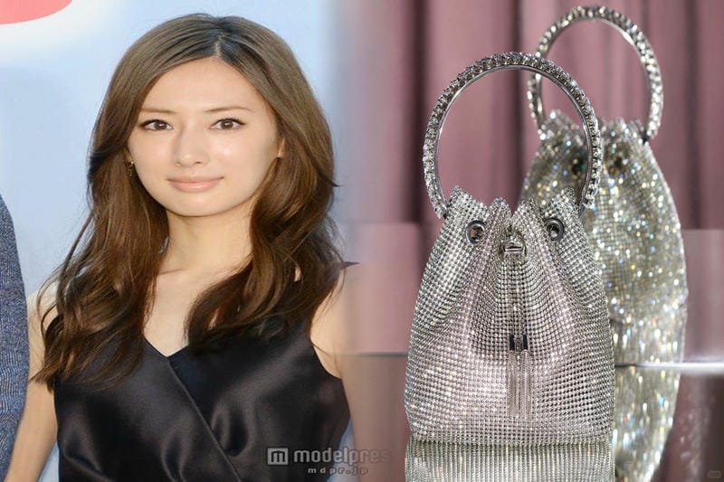 「ジミー チュウ」ラフィア・バスケットに何をコーデする？｜爽やかな大人の“ベルガモットオレンジ”スカートスタイル