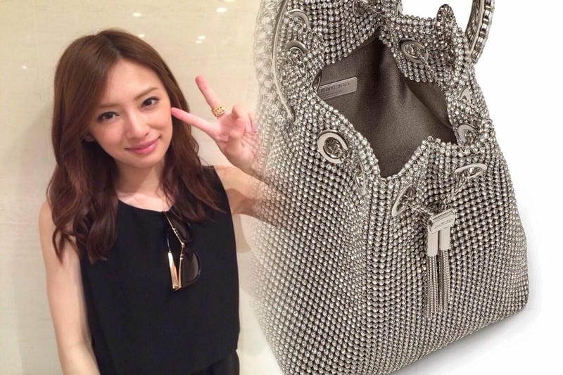 ジミー チュウ22年夏の新作バッグ、スタースタッズのバケットバッグ＆パールを飾ったショルダーなど