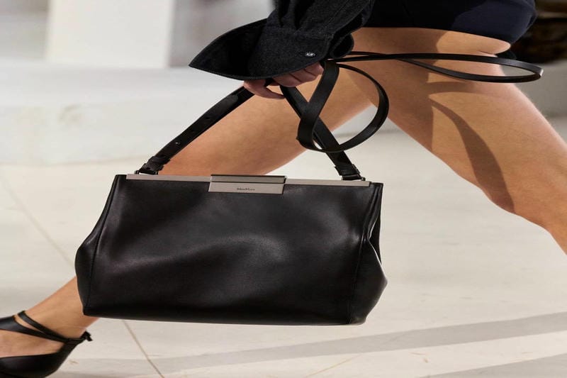 歩く芸術品！マックスマーラ 2024年プレフォールコレクションは名作『サーカスカルダー』にインスパイア。