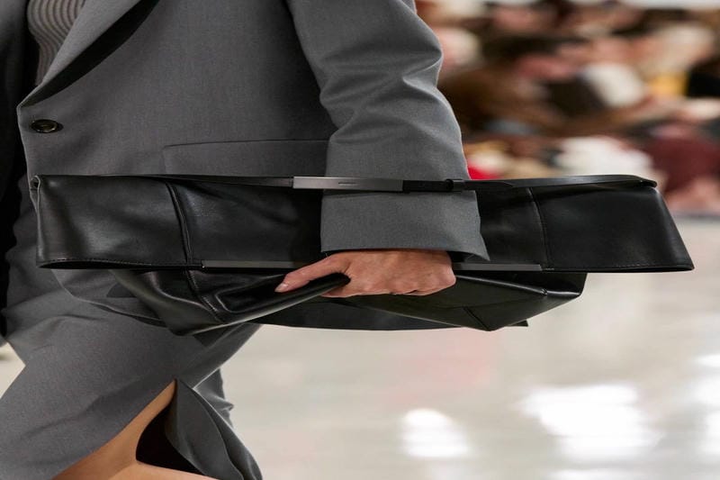 歩く芸術品！マックスマーラ 2024年プレフォールコレクションは名作『サーカスカルダー』にインスパイア。